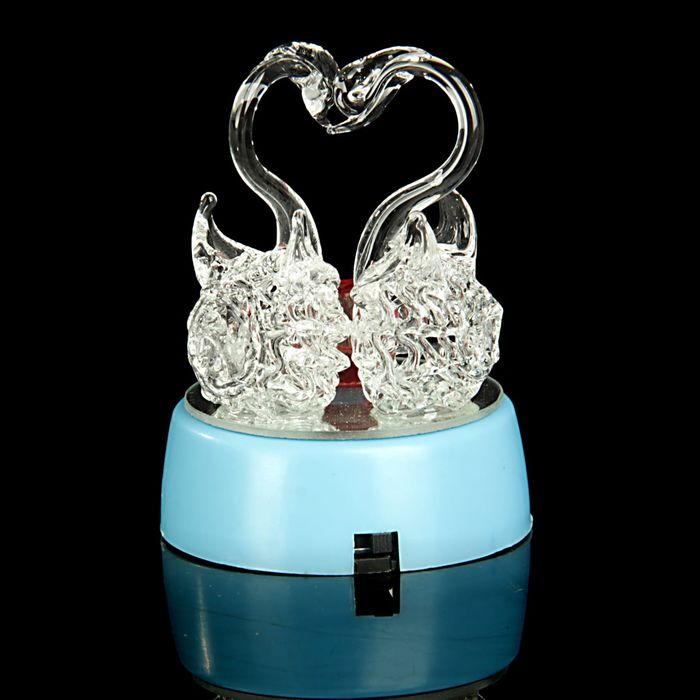 Сувенир "2 лебедя с розой" свет