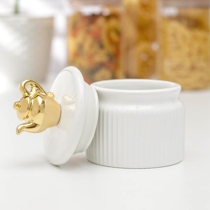 фото Банка керамическая для сыпучих продуктов «золотой чайник», 10×14 см, цвет белый