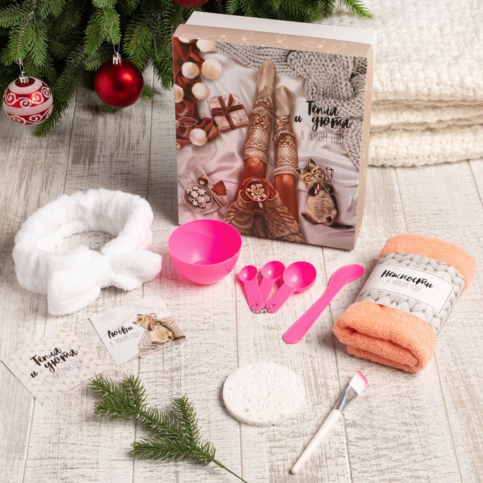 Подарочный набор новогодний Тепла и уюта полотенце и аксессуары значок и брелок семейного тепла и уюта набор