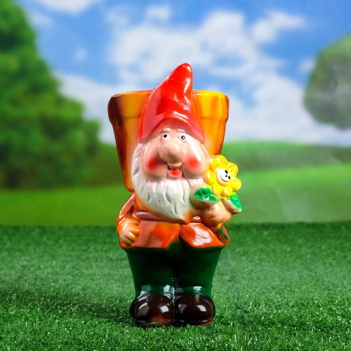 Фигурное кашпо "Гном с цветочком"