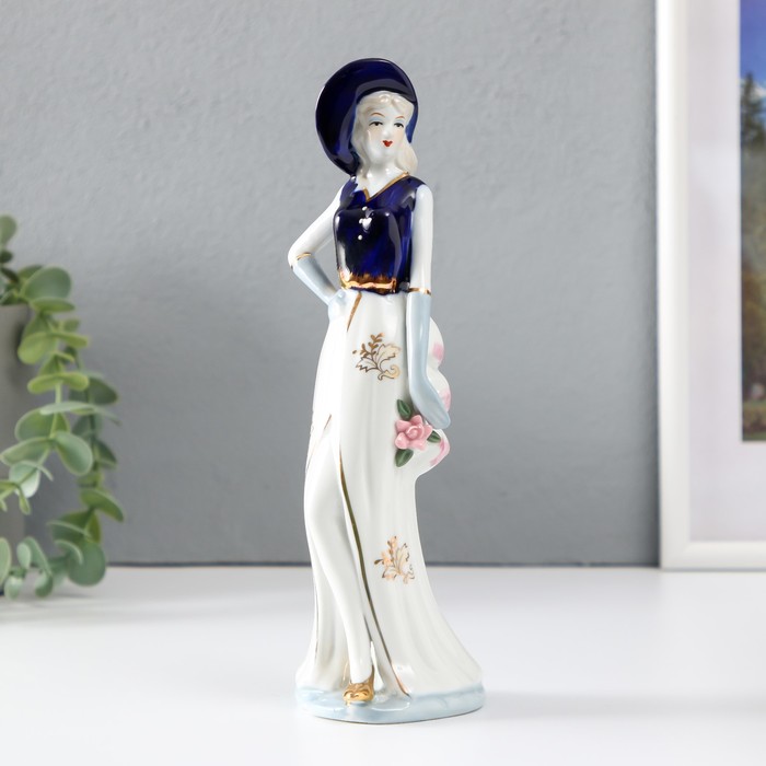 Сувенир керамика Мадмуазель в платье с разрезом, с цветком кобальт 22,5х6,5х7,3 см сувенир керамика мадмуазель элоиза в накидке 22х7х5 см