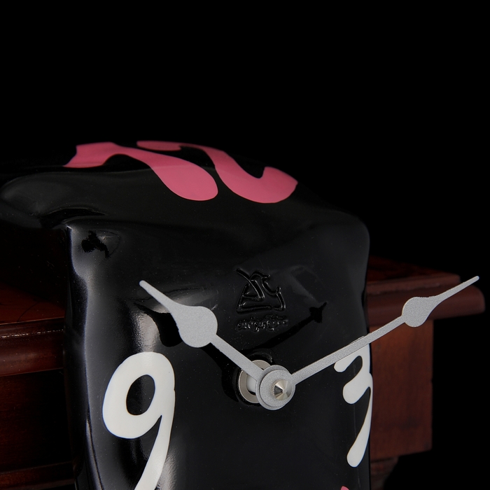 Часы на полку "Тюбик пасты"