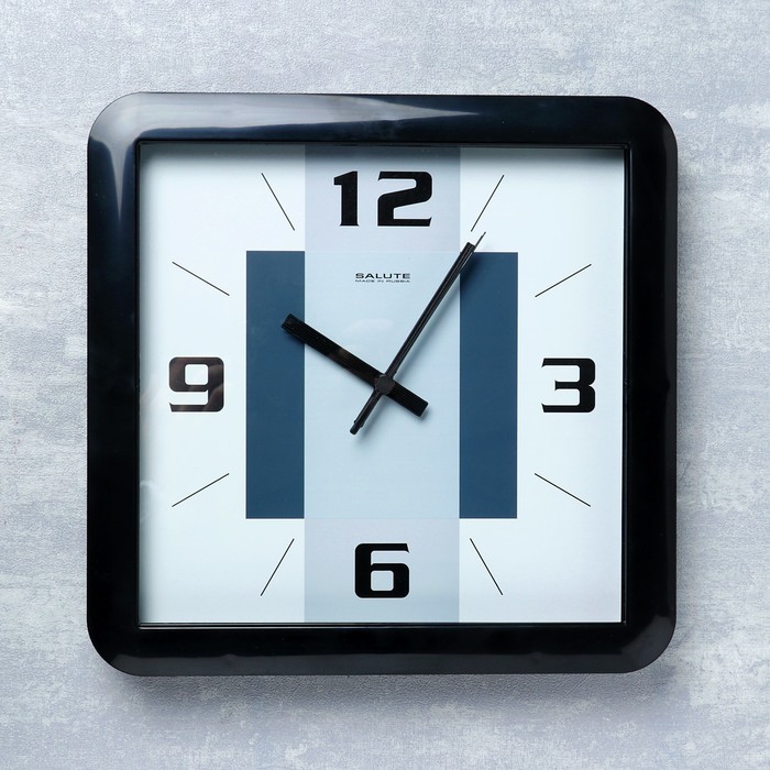 Часы настенные "Квадратура" серые