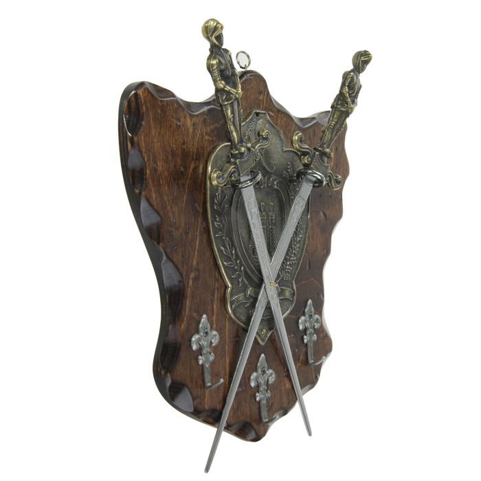 Макет 2-х кинжалов на панели с крючками