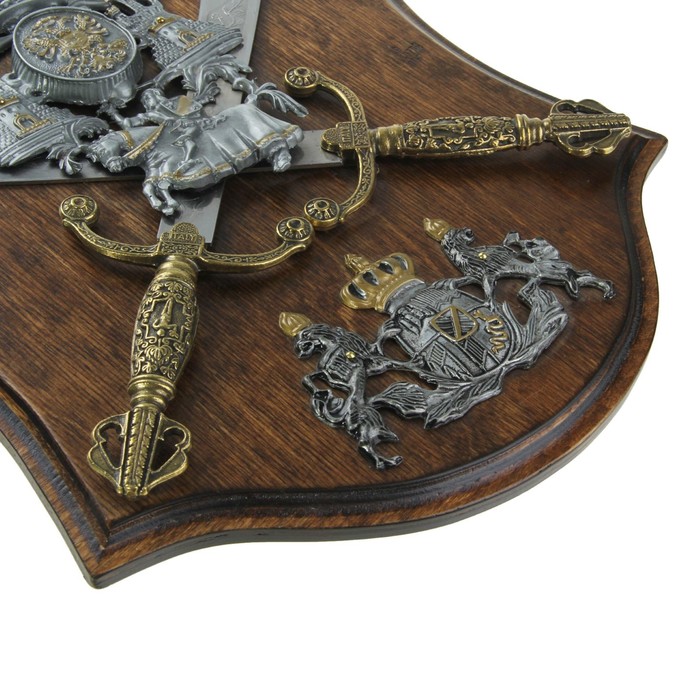 Макет 2-х сабель на панели с геральдикой