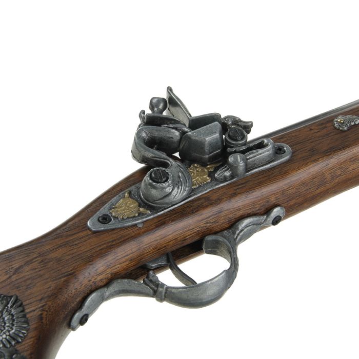 Макет пистоля с российским гербом