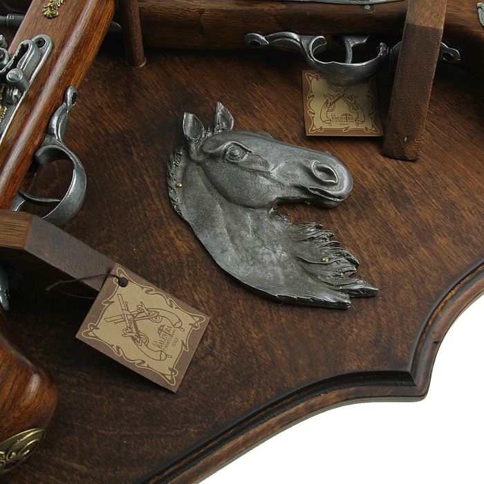 Макет 2-х пистолей на панели Horse