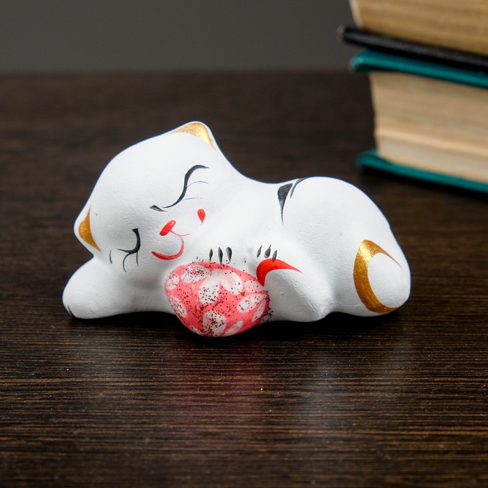 Сувенир "Котик с мячом" лежа, белый, микс