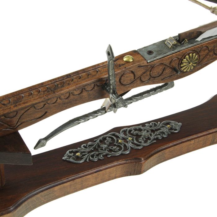 Макет арбалета на подставке