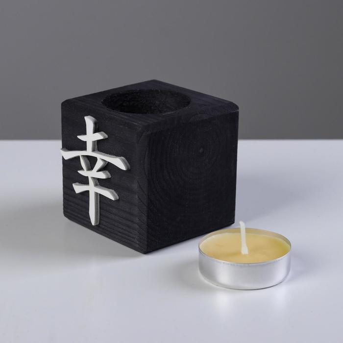Свеча в деревянном подсвечнике "Куб, Иероглифы. Удача", цвет: "Эбен", 6х6х6 см, аромат манго