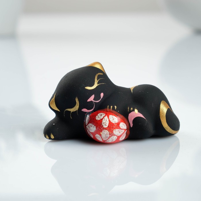 Сувенир "Котик с мячом" лежа черный