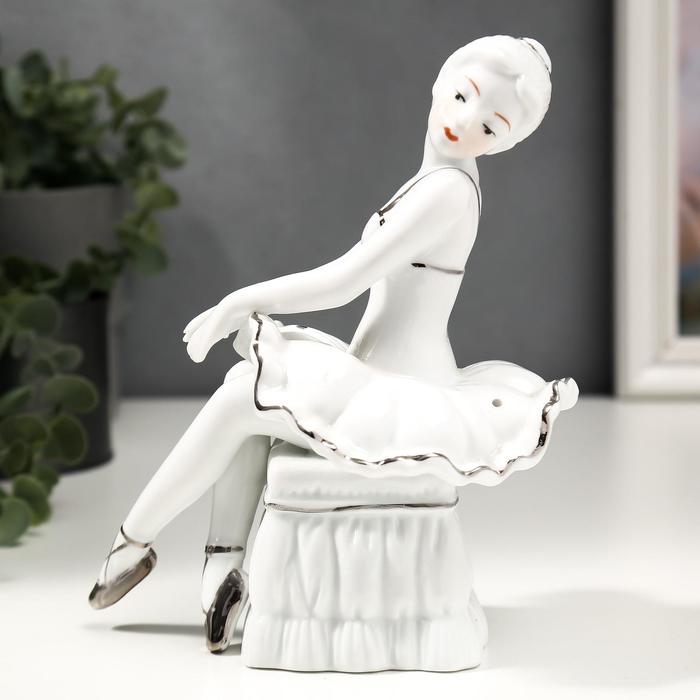 Сувенир керамика Балерина на пуфике белый с серебром 18х10х15,5 см