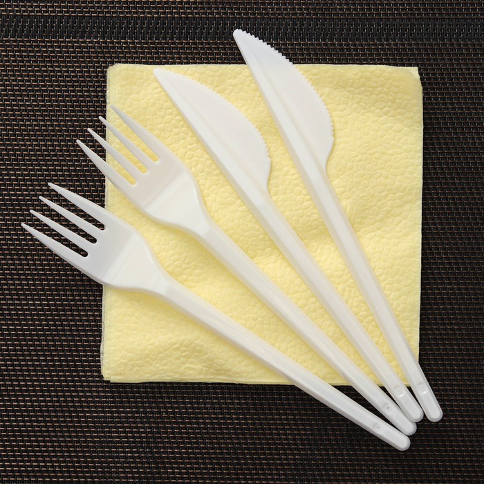 Набор одноразовой посуды "Праздник": 6 вилок, 6 ножей, 6 стаканов 200 мл, 6 тарелок по 3 секции, 6 салфеток, цвет МИКС