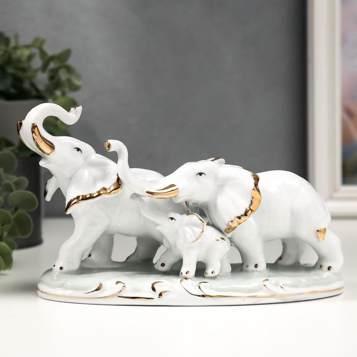 Сувенир керамика Семейство слонов белый с золотом 21,5 см