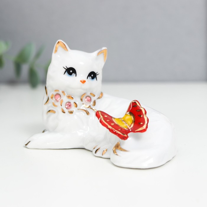 Кошки  Сима-Ленд Сувенир керамика Котёнок с бабочкой со стразами белый с золотом 11,2 см
