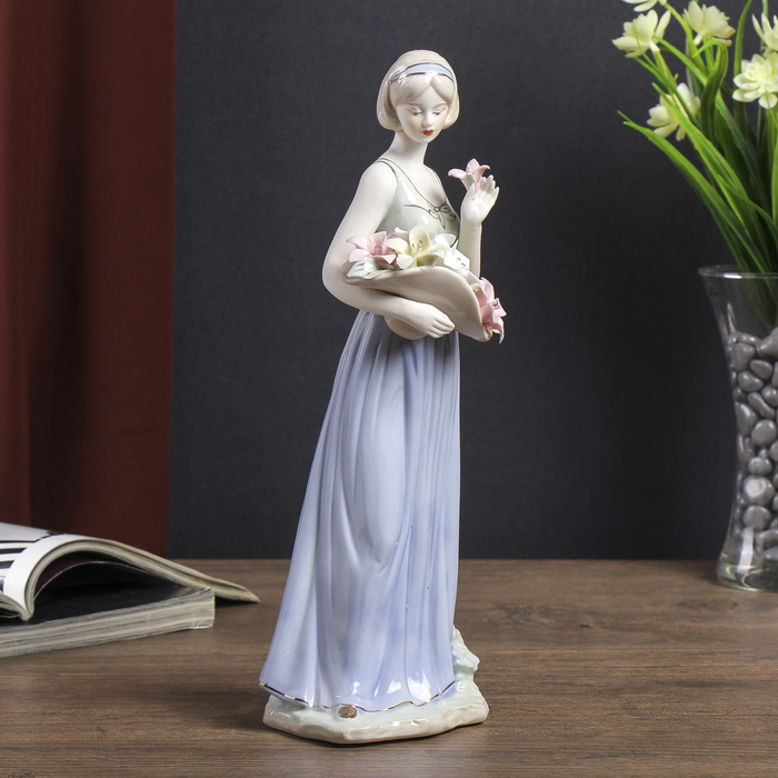 Сувенир "Девушка с корзиной лилий"