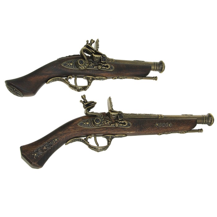 Пистоли (2 шт) и пороховница на панели