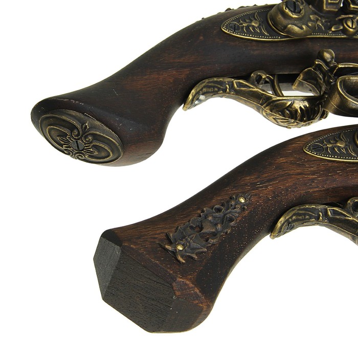 Пистоли (2 шт) и пороховница на панели