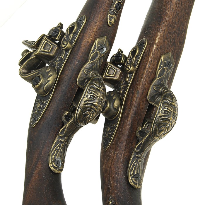 Пистоли (2 шт) и пороховница на панели