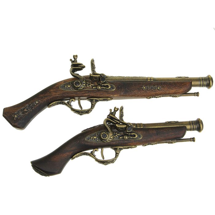 Пистоли (2 шт) и пороховница на панели