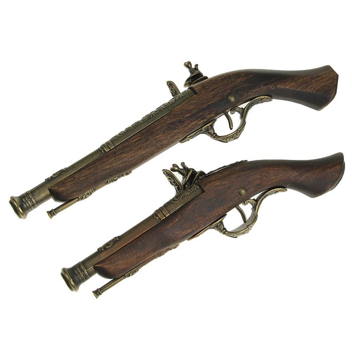 Пистоли (2 шт) и пороховница на панели