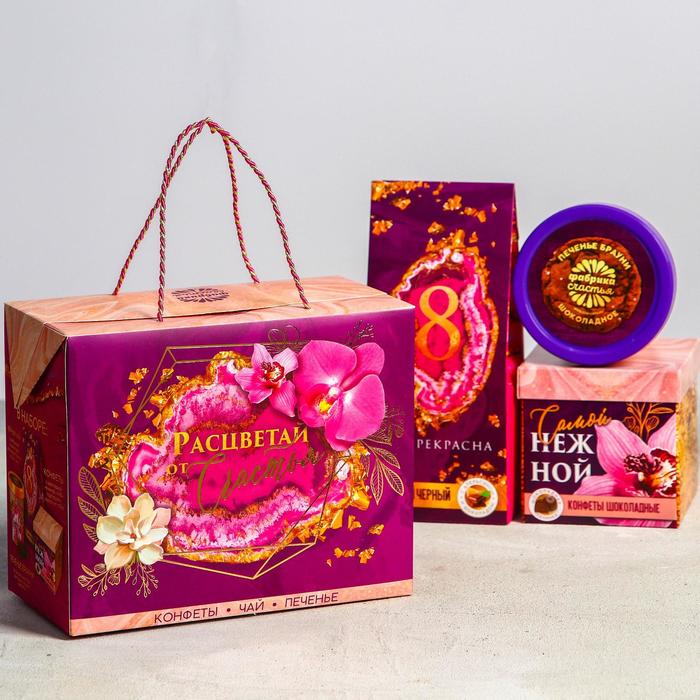 фото Подарочный набор «расцветай от счастья»: чай чёрный 100 г, печенье брауни 120 г, конфеты 110 г фабрика счастья