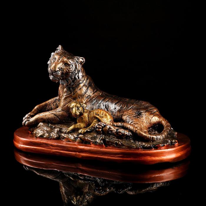 

Статуэтка "Семья тигров", гипс, 23х44х25 см