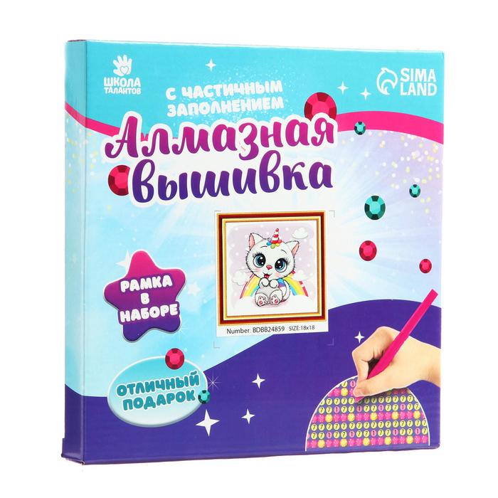 

Алмазная мозаика с частичным заполнением «Киска с рогом» 20×20 см, с рамкой на подставке