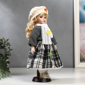 

Кукла коллекционная керамика "Блондинка с кудрями, наряд в клетку и белом берете" 30 см