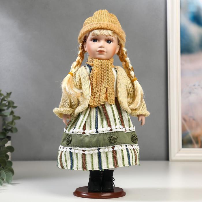 Кукла коллекционная керамика "Блондинка с косами платье зелён.полоска и белый кардиган" 30см  54832