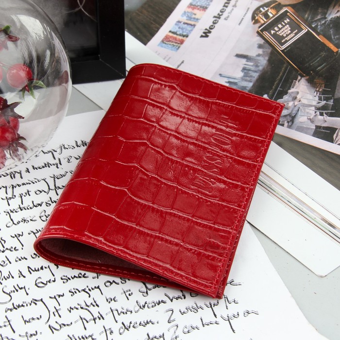 Обложка для паспорта, красный крокодил