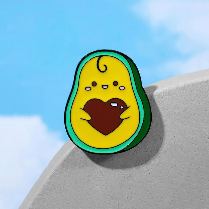 queen fair значок авокадо сёрфер цветной в чёрном металле Значок «Авокадо» с косточкой-сердцем, цветной в чёрном металле