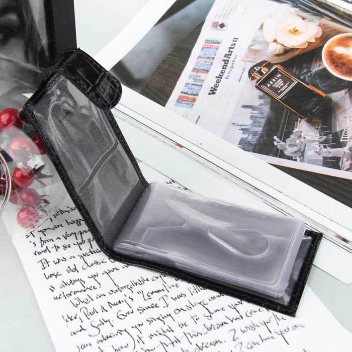 Визитница на кнопке, 1 ряд, 16 листов, крокодил, цвет чёрный