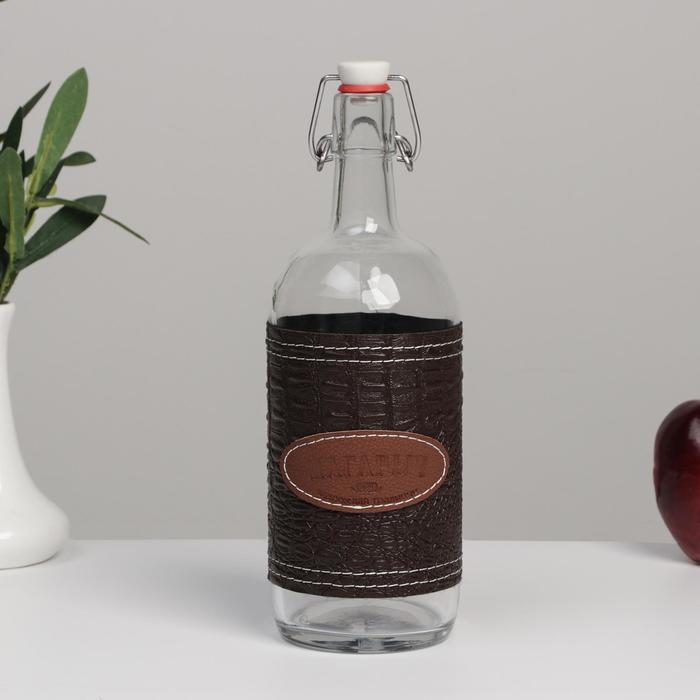 фото Бутылка стеклянная «магарыч», 1 л, чехол коричневая кожа/экокожа, с бугельной пробкой