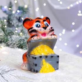 

Копилка "Тигрёнок с сундуком", символ года 2022, лак, керамика, 23.5 см, микс