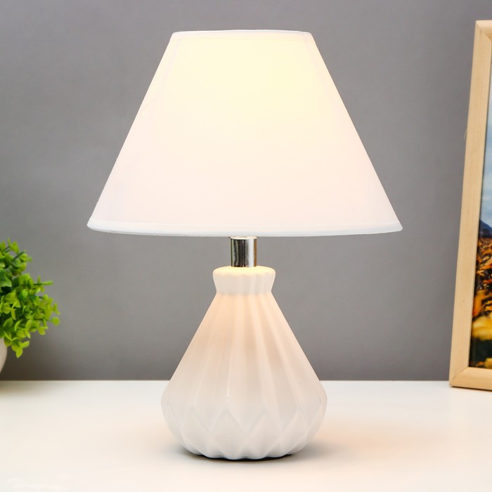 фото Лампа настольная 1860/1wt e14 40вт белый 25х25х35 см risalux