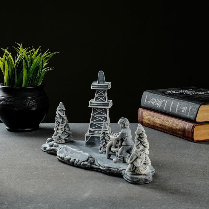 

Сувенир "Нефтяники за работой на фоне буровой" 14,5см