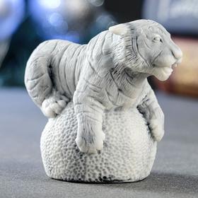 

Сувенир "Тигр на шаре" 6х7,5 см