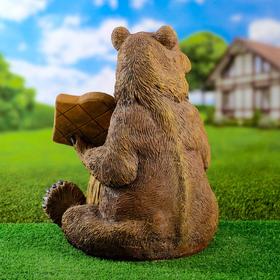 Садовая фигура "Медведь с пчелой" 34х38х50см от Сима-ленд