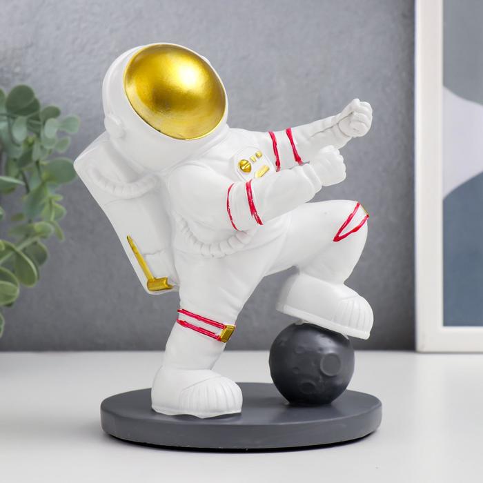 Сувенир полистоун подставка под бутылку "Астронавт с планетой" 18х12х10 см 6622548