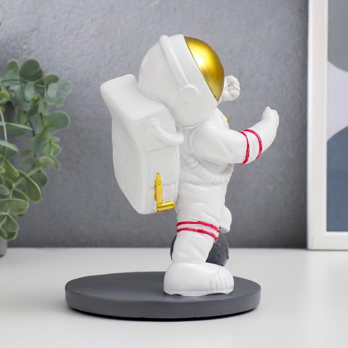 Сувенир полистоун подставка под бутылку "Астронавт с планетой" 18х12х10 см 6622548