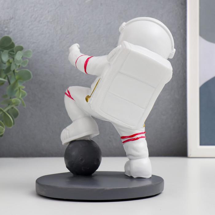 Сувенир полистоун подставка под бутылку "Астронавт с планетой" 18х12х10 см 6622548