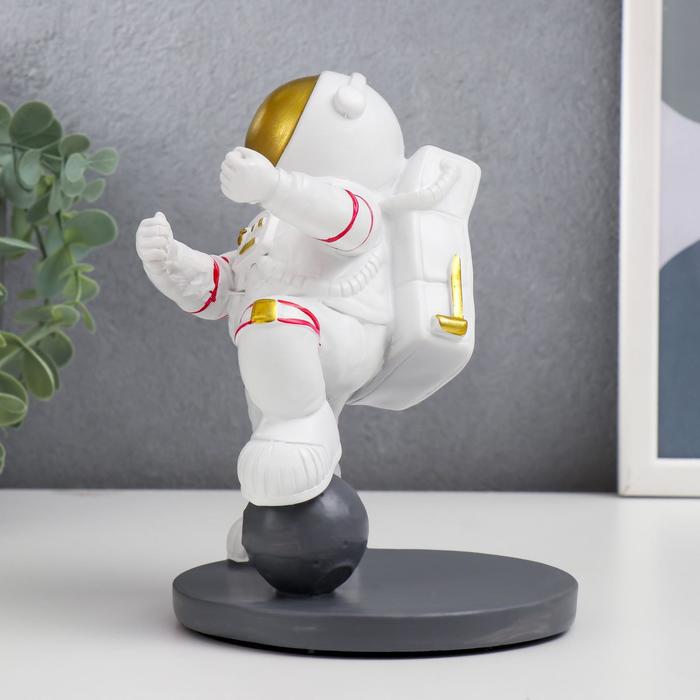 Сувенир полистоун подставка под бутылку "Астронавт с планетой" 18х12х10 см 6622548