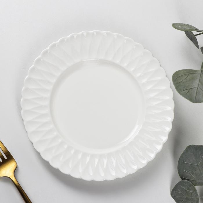 Тарелка фарфоровая пирожковая Доляна «Эстет. Герда», d=18 см, цвет белый