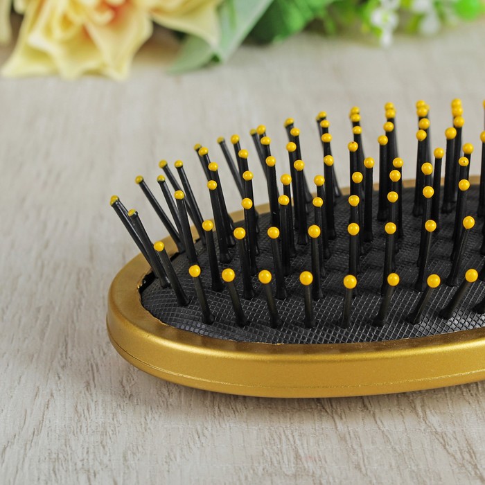 Расчёска массажная с прорезиненной ручкой, овальная, цвет золотистый