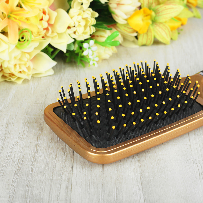 Расчёска массажная с прорезиненной ручкой, широкая, цвет золотистый