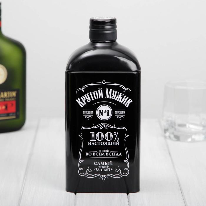 

Коробка жестяная в форме бутылки под крепкий алкоголь "Крутой мужик"