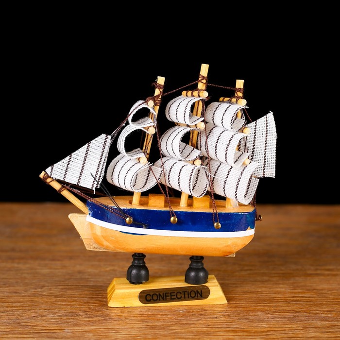 Корабль сувенирный малый «Трёхмачтовый», борта светлое дерево с белой полосой, паруса белые, 3 × 10 × 10 см
