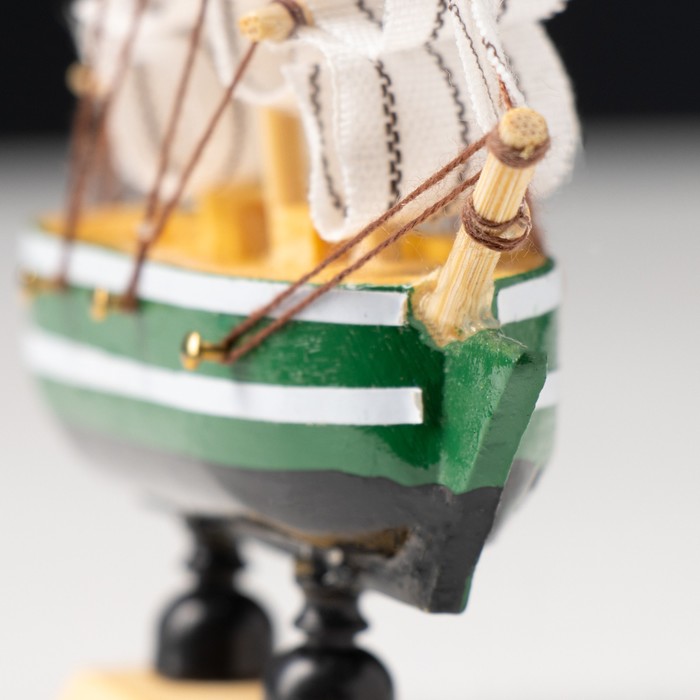 Корабль сувенирный малый «Клеймор», борта зелёные с белой полосой, паруса белые, 3×10×10 см