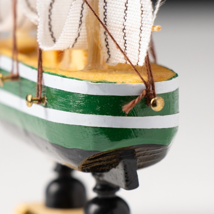 Корабль сувенирный малый «Клеймор», борта зелёные с белой полосой, паруса белые, 3×10×10 см